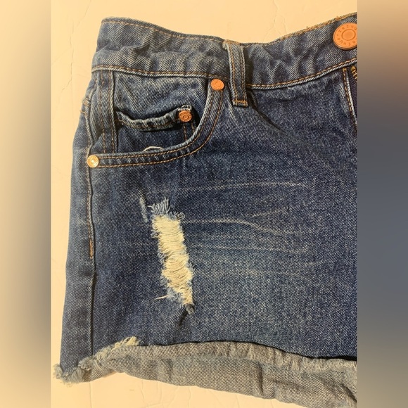 Refuge size 4 100% cotton dark denim distressed shorts with copper hardware - Picture 4 of 7